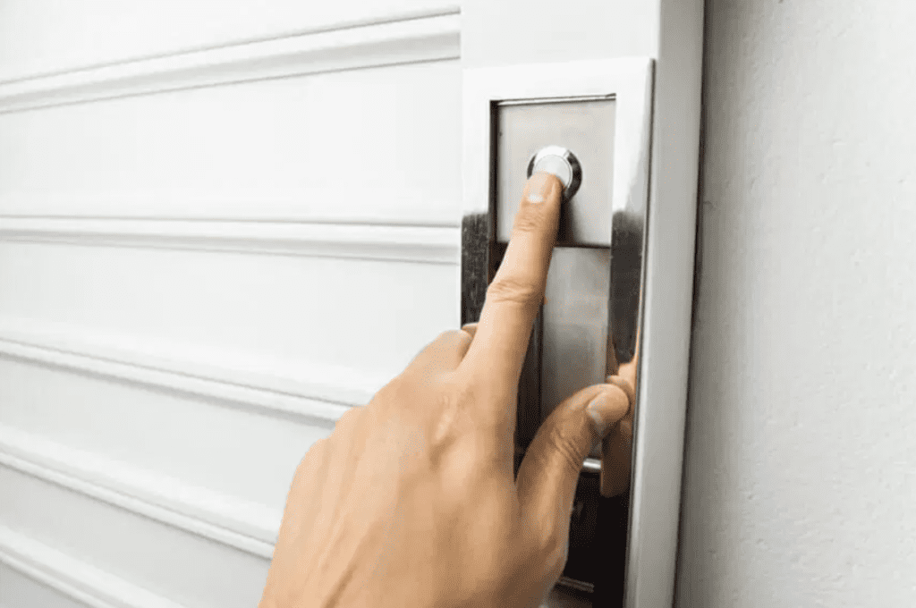 How does Garage Door Lock Work
